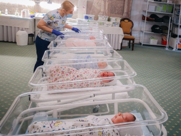 В одному з Київських готелів утримують 46 дітей від сурогатних матерів – AIF.UA